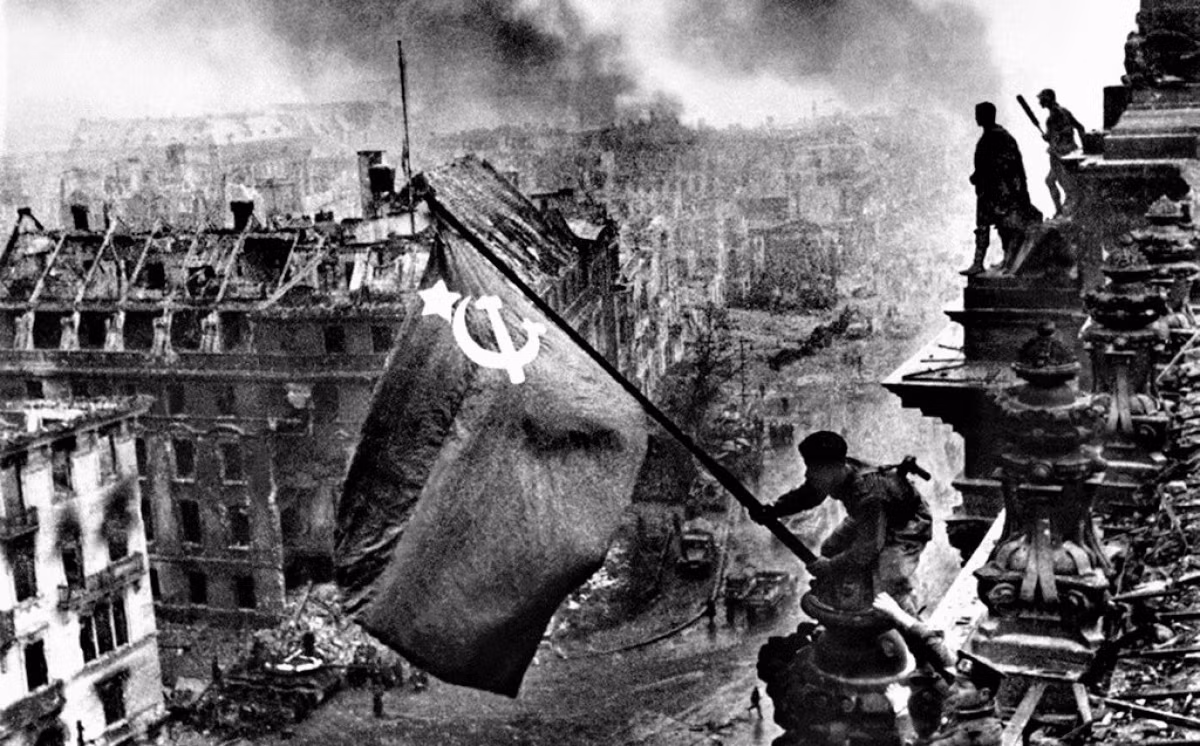 Lá cờ chiến thắng của Liên Xô tung bay trên tòa nhà Reichstag ở thủ đô Berlin năm 1945 sau khi Đức quốc xã bị đánh bại.