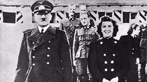 Lần đầu tiên Eva Braun gặp Hitler là vào tháng 10/1929. Khi ấy, bà 17 tuổi trong khi nhà độc tài Đức quốc xã 40 tuổi. Bất chấp sự chênh lệch tuổi tác lên tới 23 tuổi, hai người đã đem lòng yêu nhau.