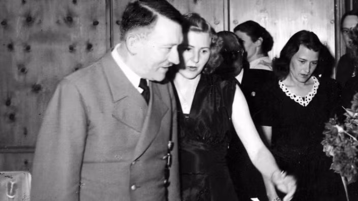 Các chuyên gia nhận định Eva Braun dành cho Hitler tình yêu và lòng trung thành mù quáng. Theo đó, bà dường như không quan tâm đến những quyết định hung bạo, đẫm máu của người tình, bao gồm cuộc diệt chủng người Do Thái.
