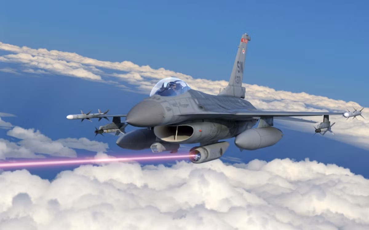 Giống như tên gọi, loại vũ khí này sẽ có thể khiến nạn nhân bị mù vĩnh viễn. Vì vậy, công ước quốc tế năm 1988 đã có Nghị định thư về cấm vũ khí laser gây mù nhưng cho phép lắp đặt các thiết bị quang học và cảm ứng nhiệt trên xe cộ, máy bay và người máy.