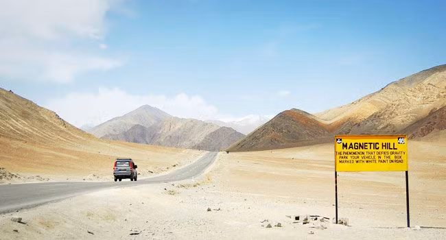 Người dân sống trong vùng Ladakh tin rằng, đồi Nam Châm từng có một con đường dẫn đến thiên đàng. Theo truyền thuyết, chỉ những người xứng đáng mới có thể đặt chân lên con đường dẫn tới thiên đường.
