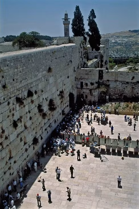 Một số nhà nghiên cứu tin rằng, hội chứng Jerusalem khởi nguồn từ sự thiêng liêng, thần bí và đậm tính huyền thoại của thành phố Jerusalem với nhiều biểu tượng tôn giáo.