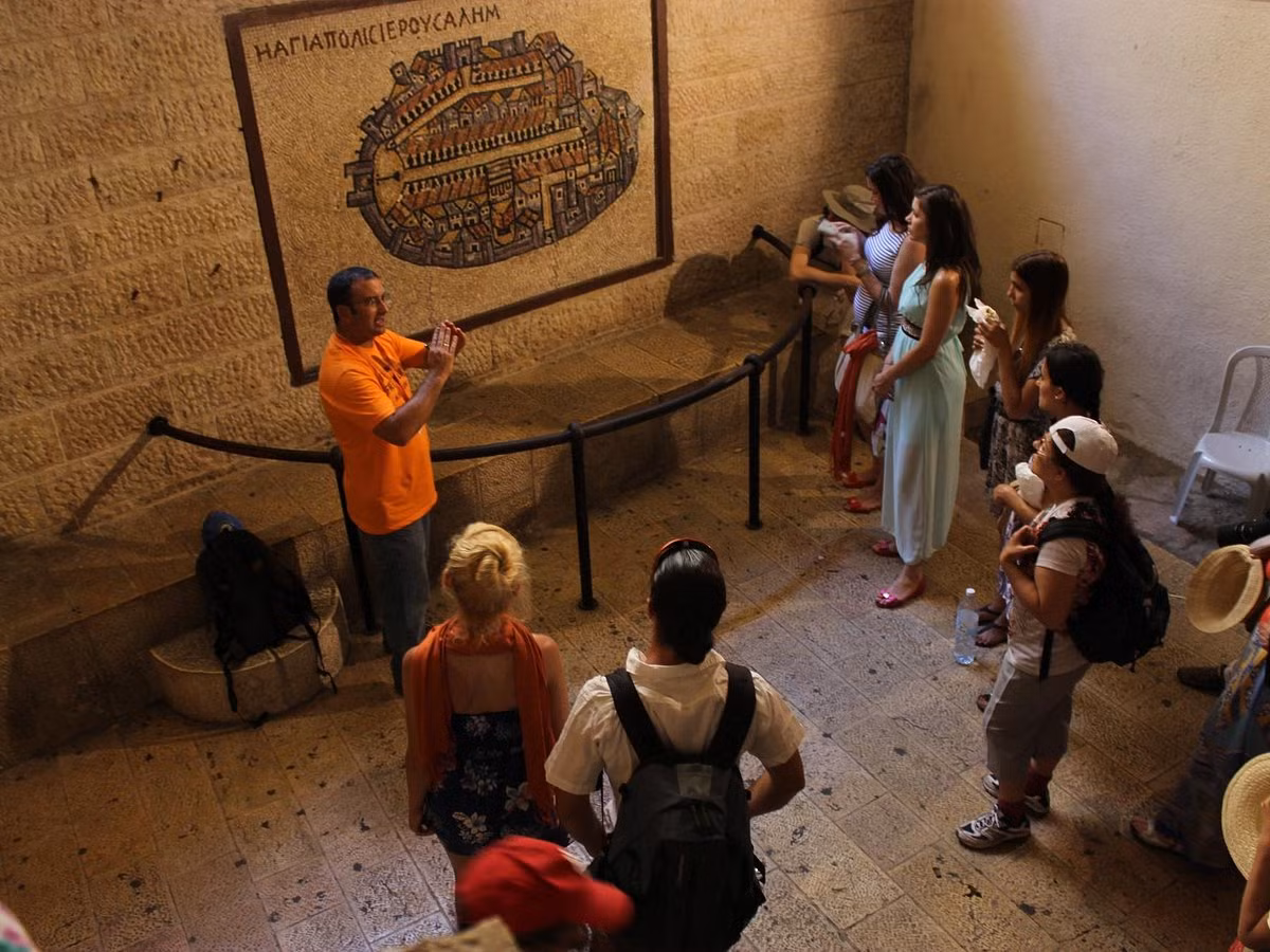 Thế nhưng, sau khi đặt chân đến Jerusalem, một số du khách đột nhiên mắc phải chứng rối loạn tâm thần sùng đạo. Họ có các triệu chứng như hoang tưởng tin rằng bản thân là nhân vật trong Kinh Thánh, bao gồm Chúa Jesus.