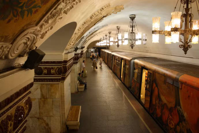 Nhiều du khách khi tới Moscow đều lựa chọn di chuyển bằng tàu điện ngầm để có cơ hội chiêm ngưỡng vẻ đẹp của một số trạm ga tàu điện. Nhiều trạm được trang trí bằng hệ thống đèn chùm, tranh tường khổ lớn, cột đá cẩm thạch…