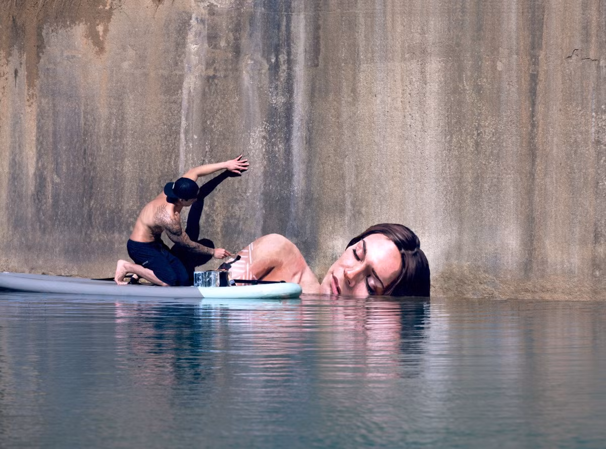 Sean Yoro có tài vẽ tranh tường trên mặt nước.