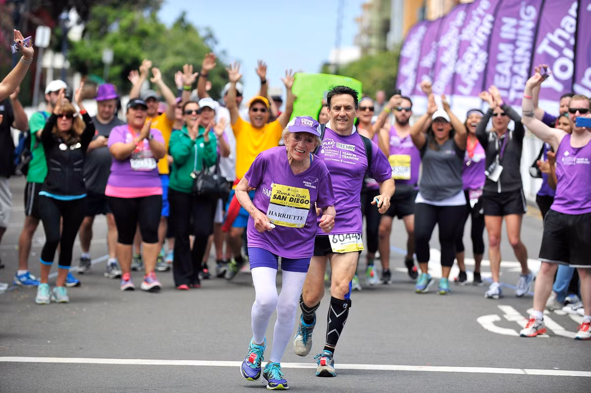 Cụ bà Harriette Thompson đã hoàn tất quãng đường chạy 42,2km trong 7 giờ 24 phút 36 giây.