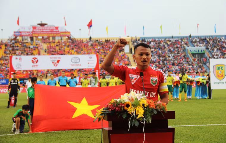 ...và cầu thủ tuyên thệ thi đấu trung thực, cống hiến vì sự thành công của giải.