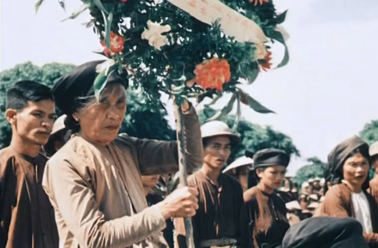 Tháng 6/1947, đại biểu của Tổng bộ Việt Minh, Trung ương Hội phụ nữ Cứu quốc, Trung ương Đoàn thanh niên Cứu quốc, Cục Chính trị quân đội quốc gia Việt Nam, Nha Thông tin Tuyên truyền và một số địa phương đã họp tại Đại Từ (Bắc Thái) để bàn về công tác thương binh, liệt sĩ và thực hiện Chỉ thị của Hồ Chủ Tịch chọn một ngày nào đó làm ngày Thương binh Liệt sỹ. Nguồn ảnh: Tư liệu