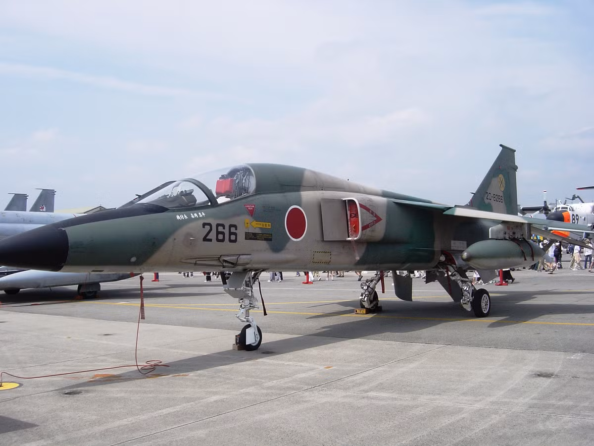 Kể từ những năm 2010, tiêm kích tàng hình F-22 mà Nhật Bản hằng mong muốn, đã không còn được Mỹ sản xuất. Máy bay chiến đấu FX sẽ là máy bay chiến đấu được sản xuất trong nước đầu tiên của Nhật Bản theo đúng nghĩa, sau chiếc máy bay chiến đấu Mitsubishi F-1, bay lần đầu tiên vào năm 1975. Ảnh: Máy bay chiến đấu Mitsubishi F-1. Nguồn ảnh: Wikipedia.