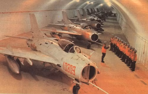 Lúc này Không quân Trung Quốc chỉ được trang bị máy bay chiến đấu MiG-17, trần bay tối đa là 16.000 m; trong khi U-2 bay ở độ cao trên 20.000 m. Mặc dù Trung Quốc có thể phát hiện U-2 xâm nhập không phận, nhưng đành bất lực. Vì vậy U-2 ngang nhiên tiến hành trinh sát lãnh thổ Trung Quốc vào ban ngày. Ảnh: Máy bay chiến đấu MiG-17 của Không quân Trung Quốc - Nguồn: Sina