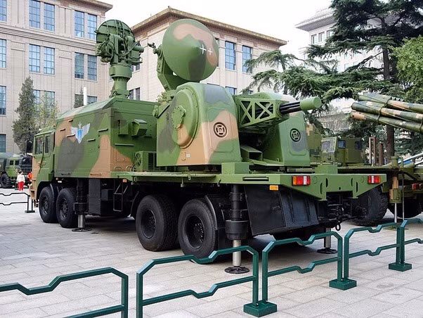 Trung Quốc không thua kém khi đưa hệ thống CIWS Type-730 trang bị trên các tàu chiến đặt lên khung gầm xe bánh lốp cơ động bổ sung thêm radar trinh sát phát hiện mục tiêu. Pháo có tốc độ bắn tối đa khoảng 4.000 phát/phút và tầm bắn tối đa khoảng 3.000m.Tuy nhiên do thiết kế Type-730 quá to và cồng kềnh, không gọn gàng như Phalanx nên khi đặt lên xe bánh lốp, nên có vẻ bị hạn chế tầm bắn khá nhiều ở góc 180 độ. Ảnh: Hệ thống phòng không mặt đất sử dụng Type-730 của Trung Quốc.
