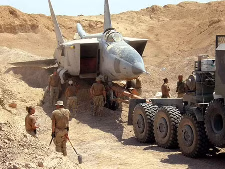 Minh chứng rõ nhất cho việc quân đội Iraq không dốc hết sức chống cự, là việc Saddam cho chôn toàn bộ 800 máy bay chiến đấu của Không quân nước này vào sa mạc. Số máy bay này bị bỏ rơi trong sa mạc, cho đến khi Iraq bị đánh bại, chúng mới được đào lên và không được sử dụng lại.