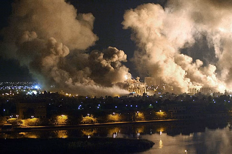 Vào năm 2003, Mỹ trực tiếp phát động chiến tranh xâm chiếm Iraq, với lý do nước này sở hữu số lượng lớn vũ khí sinh học và hóa học; chỉ trong hơn 30 ngày, thủ đô Bagdad bị chiếm đóng và chế độ Saddam bị Mỹ lật đổ.