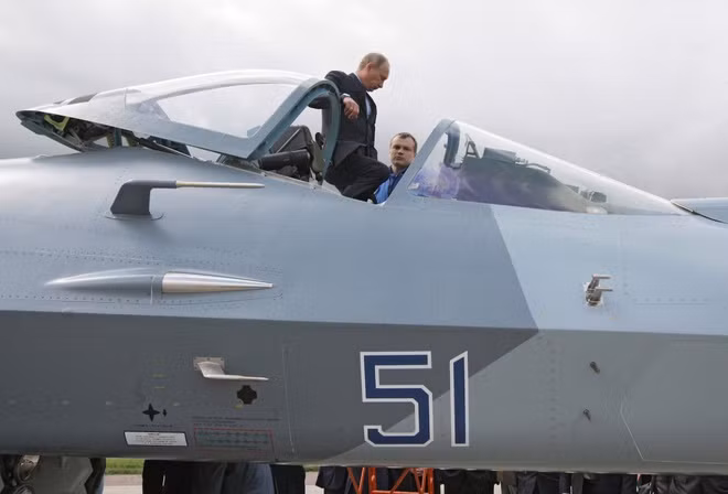 Tiêm kích Su-57 là loại máy bay chiến đấu đa năng, được thiết kế để tiêu diệt nhiều loại mục tiêu trên không, trên bộ và trên biển. Đây là mẫu máy bay đa nhiệm vụ, kết hợp các chức năng của một máy bay cường kích và một máy bay tiêm kích đánh chặn.