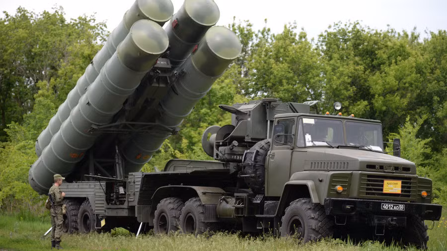 Điều đáng chú ý là sau khi quân đội chính phủ Syria có được hệ thống phòng không S-300 do Nga bàn giao, nhưng trong một thời gian dài đã không phát huy được hiệu quả chiến đấu, Nga và Syria đã đưa ra nhiều lý do, trong đó có hệ thống này chưa được khắc phục được sự cố, việc huấn luyện cho kíp chiến đấu chưa hoàn thành… Ảnh: Hệ thống phòng không S-300 của Nga - Nguồn: Topwar