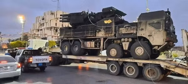 Trước đó trong cuộc xung đột tại tỉnh Idlib của Syria vào năm 2019, với sự hỗ trợ của hệ thống tác chiến điện tử do Thổ Nhĩ Kỳ tự phát triển, UAV của Thổ Nhĩ Kỳ đã gây thiệt hại nặng nề cho mạng lưới phòng không của liên quân Nga-Syria. Ảnh: Một hệ thống phòng không Pantsir S-1 bị UAV TB-2 hạ sát tại chiến trường Lybia - Nguồn: Sina