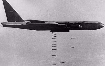 Trước khi đem B-52 ra đánh phá miền Bắc, Mỹ đã nghiên cứu rất kỹ lực lượng, phương tiện của chúng ta. Mỹ nắm rất rõ chúng ta có những loại tên lửa, pháo, máy bay nào… và thuộc từng sân bay của ta. Do đó, Mỹ rất tự tin mang B-52 ra ném bom, đánh phá Hà Nội và các tỉnh khác vào cuối năm 1972. Ảnh: Máy bay ném bom B-52 - Nguồn: Wikipedia.
