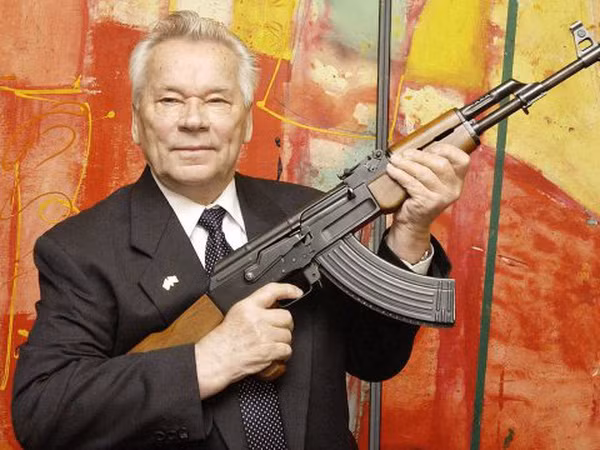 Về súng bộ binh, tiểu liên AK-47 là loại vũ khí bộ binh có cấu tạo đơn giản, nhưng uy lực, tin cậy, dễ sử dụng và có thể sản xuất hàng loạt trong điều kiện thời chiến. AK-47 là khẩu súng dễ nhận biết nhất thời hậu Thế chiến II. Khoảng 75 triệu khẩu AK-47 đã được chế tạo trên toàn thế giới. Ảnh: Mikhail Kalashnikov, cha đẻ của khẩu AK -47 - Nguồn: Russia Today