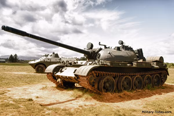 Dòng T-54/55 là trụ cột của Quân đội Liên Xô từ cuối Chiến tranh thế giới thứ hai cho đến khi ra mắt hậu duệ của nó đến khi phiên bản T-64 ra đời; ngoài mẫu T-64 (sau này là T-80), các mẫu xe tăng chiến đấu chủ lực của Liên Xô sau này đều là hậu duệ trực tiếp của T54/T-55 như T-62, T-72 và T-90. Ảnh: Xe tăng T-55 - Nguồn: Military Today.
