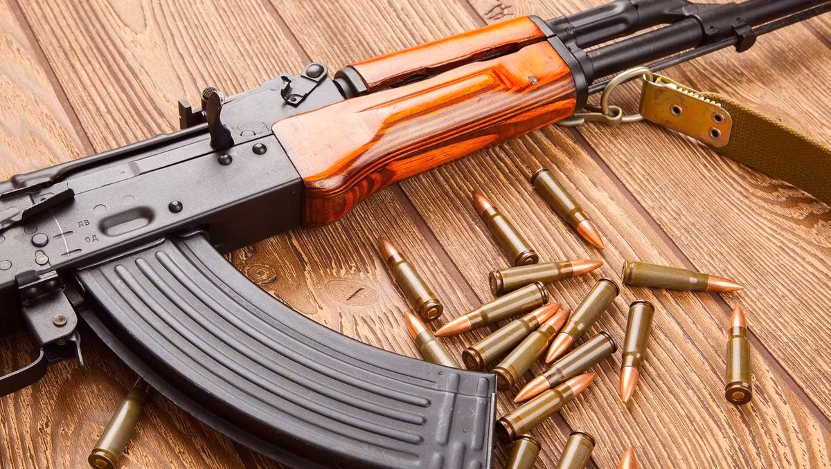 AK-47 lấy cảm hứng sáng tạo từ một số loại súng như khẩu M1 Garand của Mỹ, đặc biệt là khẩu Sturmgewehr StG-44 của Đức; đây là loại súng trường tấn công thực sự đầu tiên trên thế giới, trước khẩu M-16 của Mỹ 10 năm. Đến đầu thập niên 1950, Quân đội Liên Xô đã hoàn thành trang bị AK-47 cho toàn lực lượng của họ, sẵn sàng cho chiến tranh thế giới thứ ba.