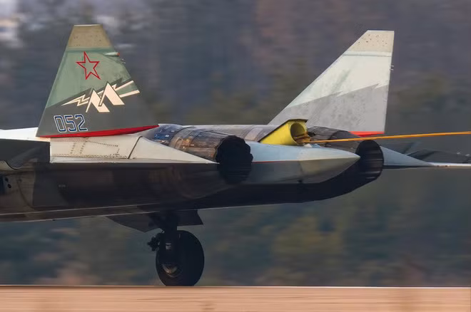 Ngay từ cuối năm 2017, một mẫu thử nghiệm của Su-57 đã bắt đầu sử dụng động cơ "Sản phẩm 30" cho các chuyến bay thử nghiệm để xác định tính năng. Tuy nhiên tiến độ hiện tại không mấy khả quan; có lẽ Nga vẫn dùng động cơ máy bay thế hệ 4 để trang bị cho máy bay chiến đấu thế hệ 5. Ảnh: Su-57 thử nghiệm với động cơ "Sản phẩm 30" - Nguồn: Topwar