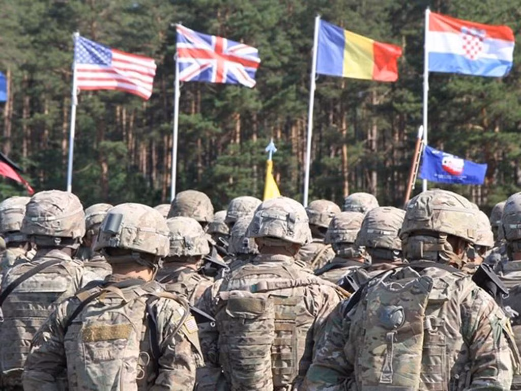 Gần đây, NATO một lần nữa đe dọa Nga; sau khi Tổng thư ký NATO Stoltenberg kết thúc cuộc họp ngoại trưởng của NATO, ông đã công khai tuyên bố rằng, NATO sẽ tăng cường hiện diện quân sự ở khu vực Biển Đen, ủng hộ các hành động chống Nga tại Gruzia và Ukraine bao gồm cả việc bao vây Crimea. Ảnh: NATO đã áp sát biên giới Nga - Nguồn: Pinterest.