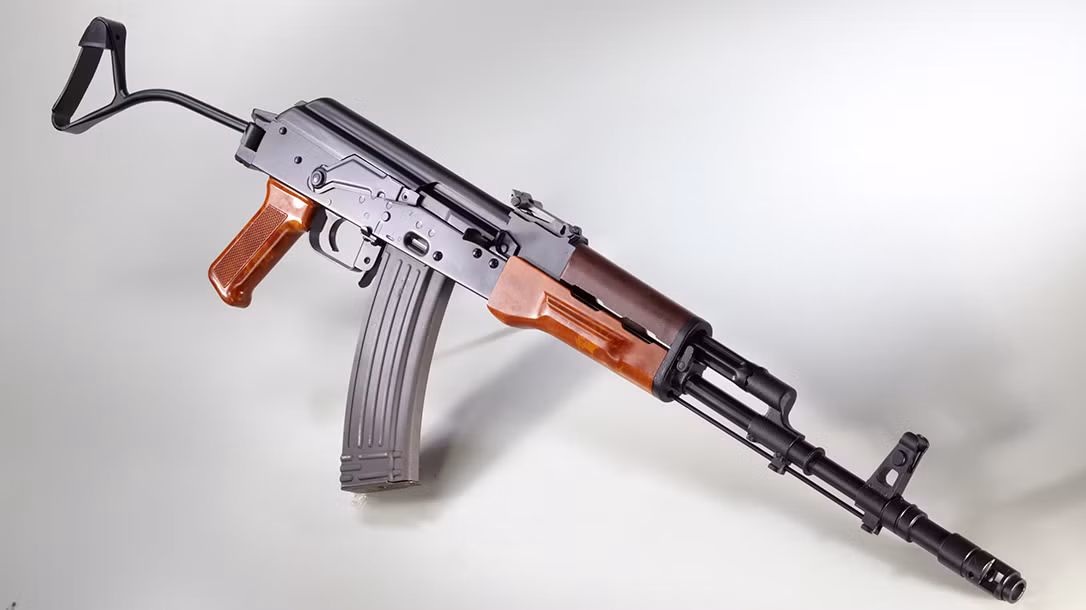 Tiếp theo là mẫu súng Kbk wz. 88 Tantal của Ba Lan, Kbk wz. 88 là một bản sao của Ba Lan từ khẩu AK-74 của Liên Xô, được dung như là một loại vũ khí hỏa lực chọn lọc; súng sử dụng loại đạn 5,45x39 mm của Liên Xô, có các chế độ bắn phát một và tự động. Nguồn ảnh: Sina.