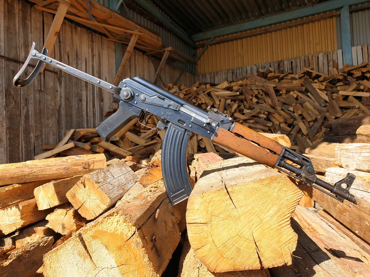 Tiếp theo là một mẫu súng của Nam Tư đó là mẫu Zastava M70AB2; Nam Tư đã cải tiến khẩu súng trường AK-47 thành khẩu M70B, M70B2 và M70AB2. Những khẩu súng mẫu B và AB2 này được sản xuất với số lượng lớn nhất và đạt được thành công nhất trong xuất khẩu. Nguồn ảnh: Sina.