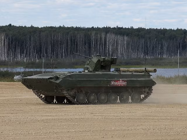 BMP-1 là đời đầu tiên của dòng xe chiến đấu bộ binh BMP nổi tiếng của Liên Xô, chính thức gia nhập biên chế Hồng quân từ những năm 1960 và cho đến nay đã có hơn 20.000 chiếc được sản xuất, 2/3 trong số đó là dành cho xuất khẩu đến các nước Xã hội Chủ nghĩa anh em cũng như đối tác. Dẫu vậy, sau hơn nửa thế kỷ phục vụ, loại chiến xa này đã bộc lộ nhiều hạn chế, dần lạc hậu với chiến tranh hiện đại, đòi hỏi phải có sự nâng cấp. Ảnh: BMP-1AM thao diễn trên thao trường Alabino của Nga.