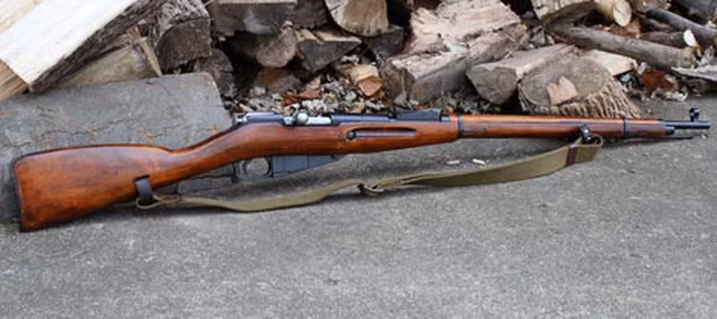 CKC là khẩu súng trường nhằm thay thế khẩu súng trường Mosin-Nagant cổ điển có từ thời nước Nga Sa hoàng; thời điểm khẩu Mosin-Nagant ra đời (năm 1891), đây là một mẫu súng có thiết kế hiện đại, khi sử dụng hộp tiếp đạn 5 viên, giúp tăng cường hỏa lực của binh lính; tuy nhiên Mosin-Nagant có trọng lượng nặng và độ giật tương đối lớn. Ảnh: Súng trường Mosin-Nagant. Nguồn: Wikipedia.