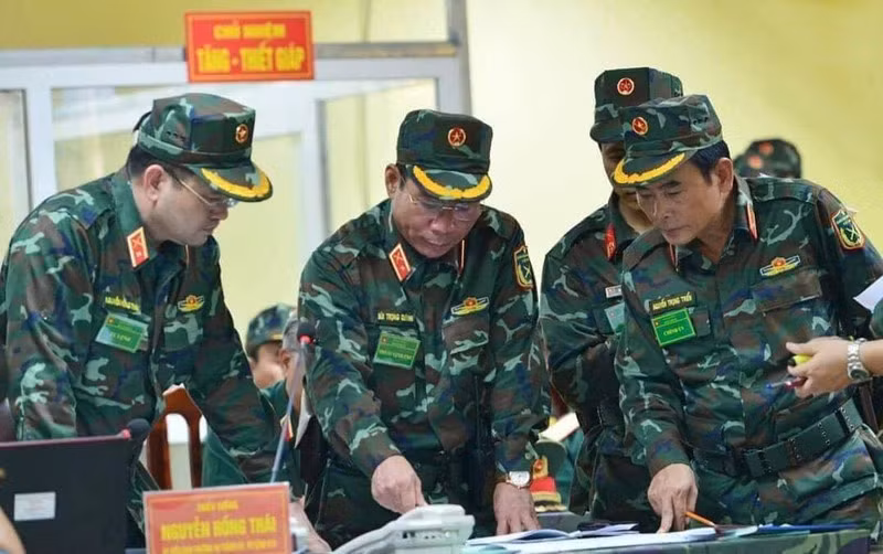 Về cơ bản, quân phục dã chiến K19 sử dụng kiểu họa tiết ngụy trang ERDL vốn là sự thu nhỏ các mảng màu ngụy trang Woodland như trên quân phục dã chiến K07 cũ, khá tương đồng với mẫu quân phục X-07 trước đây nhưng có độ ngụy trang hiệu quả hơn. Chi tiết biển tên đã được ngụy trang hóa và áo đều có 4 túi hộp đặc trưng trên cả quân phục dành cho sĩ quan lẫn chiến sĩ, khác với trước khi áo sĩ quan là 4 túi và áo chiến sĩ là 2 túi. Ảnh: Cán bộ chỉ huy với quân phục K19 kiểu mới.