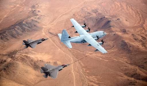 Tuy nhiên, chỉ huy Không quân Mỹ cũng nhận thấy tầm bay của F-22 là không đủ. Sau khi F-22 cất cánh từ căn cứ quân sự của Mỹ tại Nhật Bản hoặc các căn cứ xa hơn của các đồng minh khác, nó phải phụ thuộc vào máy bay tiếp dầu trên không hỗ trợ. Ảnh: Máy bay KC-130 tiếp dầu cho F-35. Nguồn: Sina