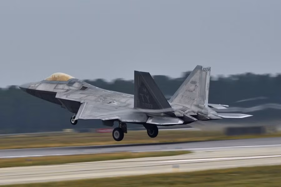 Với radar mạnh hơn, chiến đấu cơ F-22 của Mỹ có thể phát hiện ra J-20 từ bên hông hoặc phía sau, cơ động phía sau J-20 và đánh chặn nó. Bằng cách này, chỉ một vài trận đánh, Không quân Mỹ có thể làm suy yếu mối đe dọa từ J-20. Ảnh: Máy bay chiến đấu F-22. Nguồn: Sina