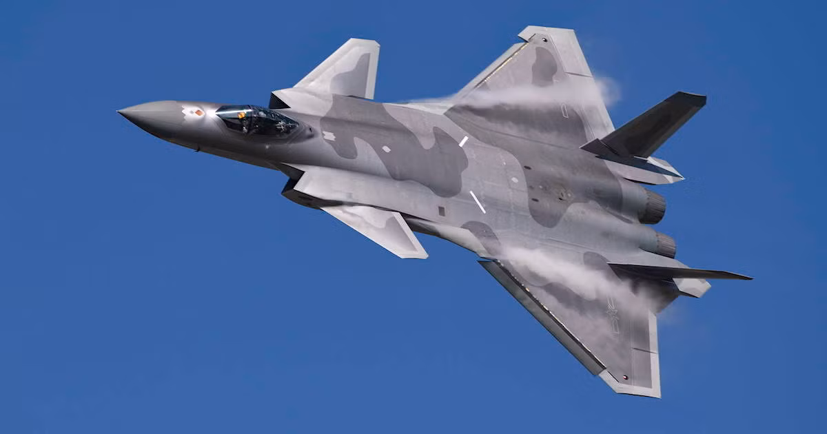 Trong khi đó, bán kính chiến đấu của J-20 là 1.120 km; với bán kính hoạt động như vậy, cho phép J-20 có hành trình trên không lâu hơn ở các khu vực quan trọng như Biển Đông và biển Hoa Đông. Ảnh: Máy bay chiến đấu J-20. Nguồn: Sina