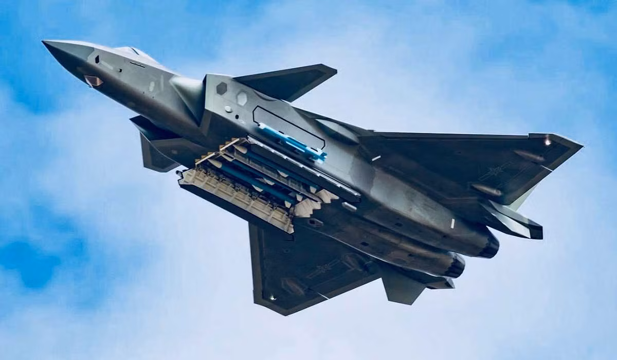 Với việc J-20 được trang bị tên lửa không đối không tầm xa PL-15, điều này sẽ là mối đe dọa đối với các máy bay tiếp dầu và máy bay trinh sát của Mỹ dưới bối cảnh hỗn loạn này.