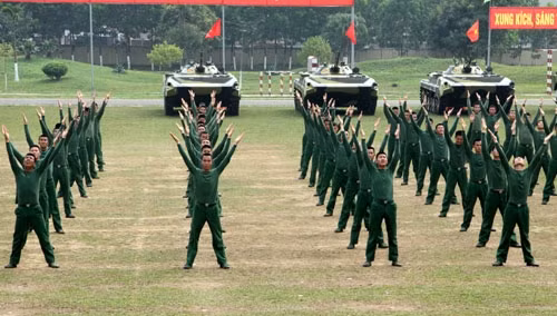 Đặc biệt, không thể không nhắc đến Trung đoàn Bộ binh cơ giới 102 hay còn được biết đến với tên gọi Trung đoàn Thủ đô anh hùng, nằm trong đội hình của Sư đoàn 308. Đây là đơn vị có truyền thống từ trong giai đoạn Kháng chiến Toàn quốc năm 1947, đã quả cảm cầm chân quân Pháp trong một thời gian dài tạo điều kiện cho đầu não của ta rút về chiến khu khi mà quân Pháp ồ ạt tấn công Hà Nội từ cuối năm 1946. Ảnh: Một buổi sáng tại Trung đoàn 102.