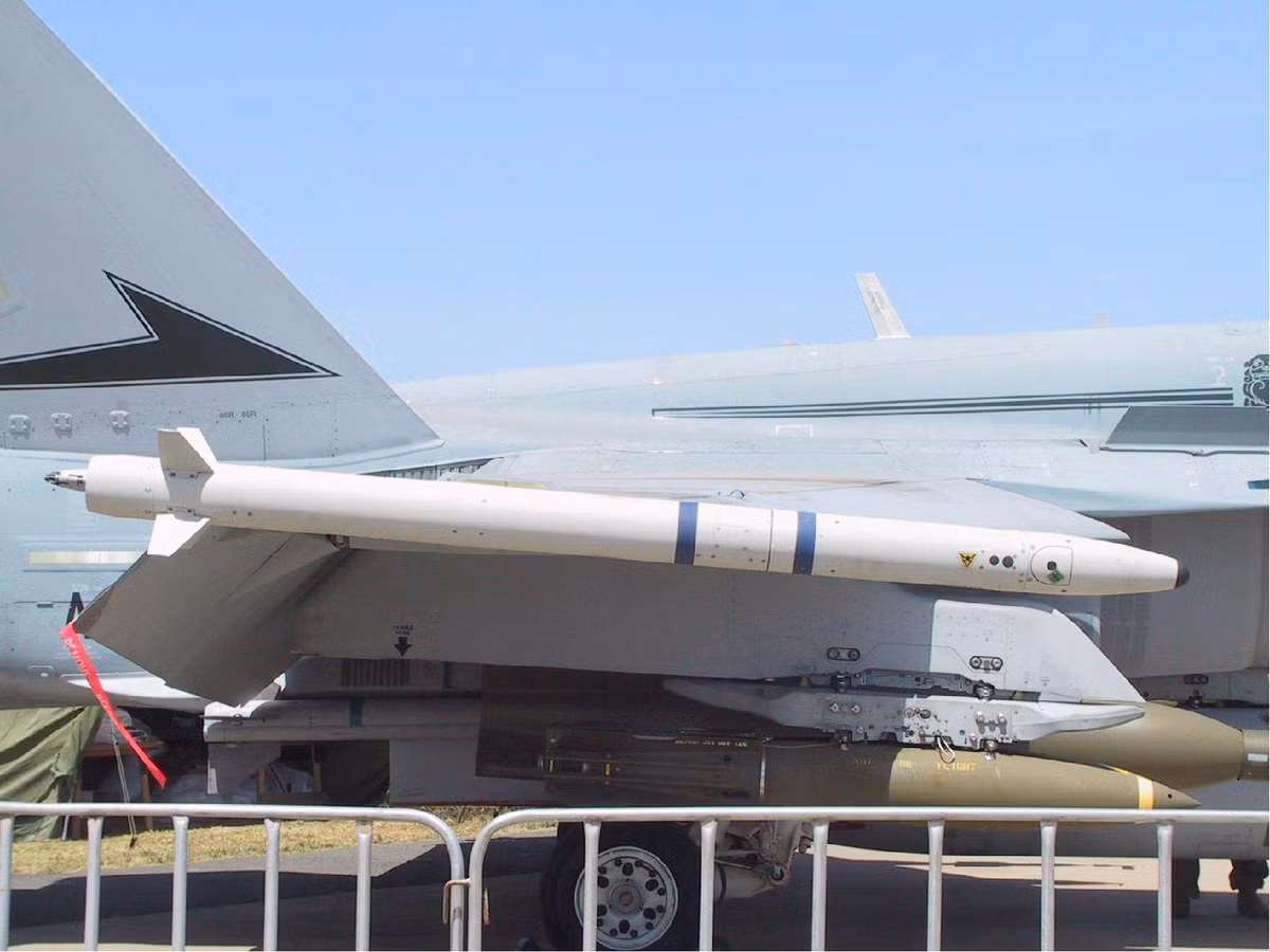 Tên lửa AIM-132-ASRAAM được thiết kế như một vũ khí “bắn và quên”, có thể tìm được mục tiêu bị che khuất trong đám mây cũng như các biện pháp đối phó hồng ngoại phức tạp. Tên lửa được trang bị cho máy bay chiến đấu Typhoon và Tornado, và sẽ được tích hợp với F-35 của Anh như một vũ khí chủ lực. Nguồn ảnh: Pinterest.