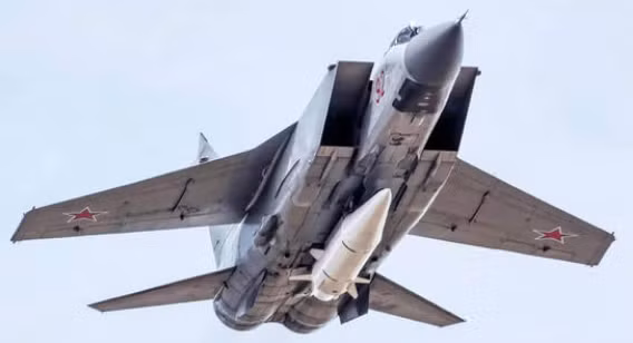 Đồng thời, phiên bản MiG-31 cải tiến cũng có thể mang một tên lửa hành trình tiến công mặt đất Kinzhal, với sự hỗ trợ của tốc độ và trần bay cao, MiG-31 có thể bổ nhào trong giai đoạn phóng, cho phép tên lửa Kinzhal trực tiếp đạt tốc độ tối đa Mach 10. Ảnh: Máy bay chiến đấu MiG-31 với tên lửa Kinzhal - Nguồn: Topwar