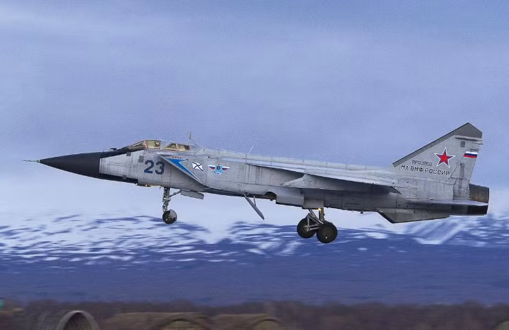 Khi mới ra đời vào đầu thập niên 1980, tiêm kích MiG-31 của Liên Xô là loại chiến đấu cơ hiện đại của thế giới; nhưng ngày nay đang là thời của máy bay chiến đấu thế hệ thứ 5 với công nghệ tàng hình là chủ đạo. Nhưng loại máy bay có tốc độ đến Mach 3 thì vẫn chỉ có duy nhất máy bay chiến đấu MiG-31. Ảnh: Máy bay chiến đấu MiG-31 - Nguồn: Topwar