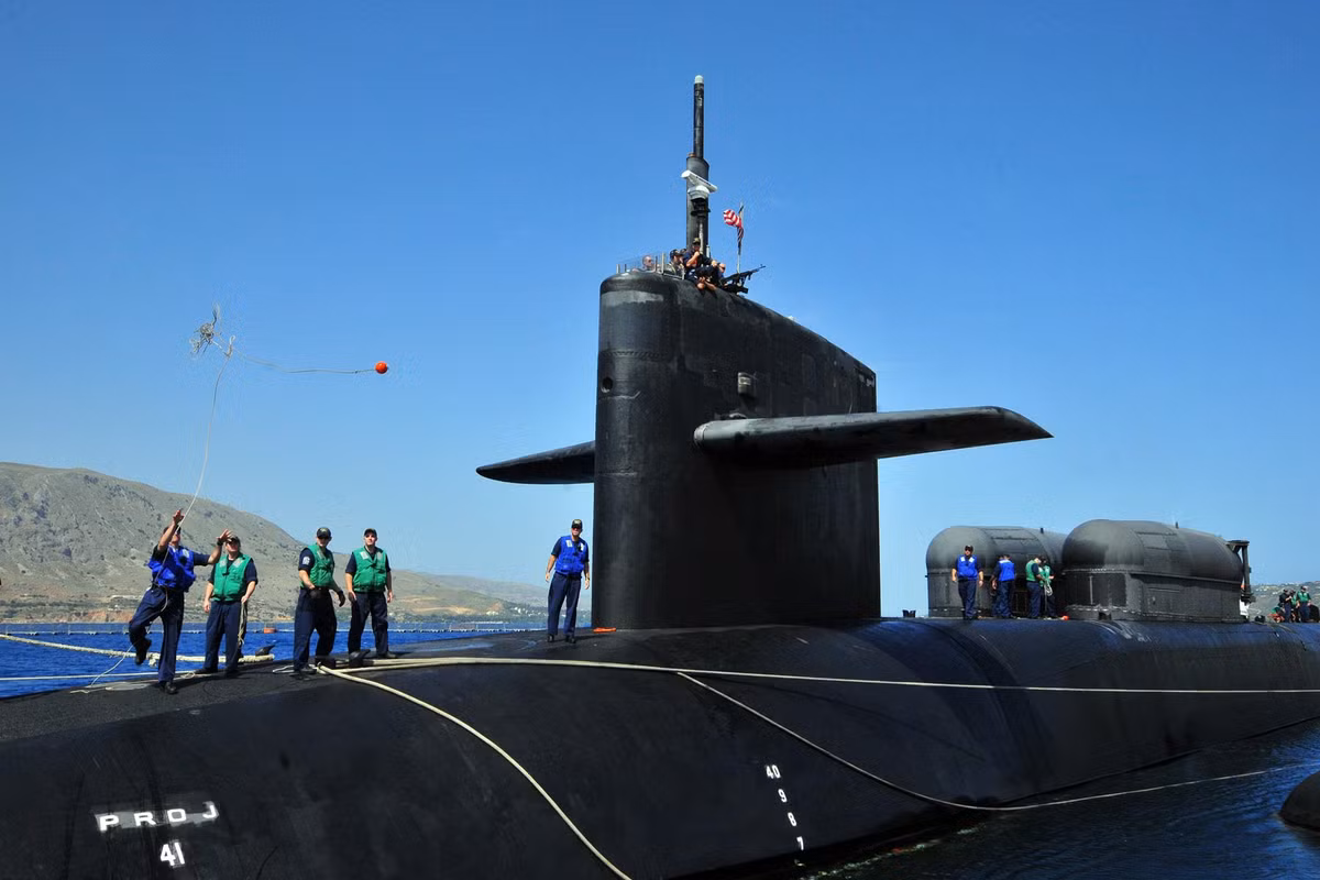 Thực tế đã chứng minh, trong chiến dịch "Bình minh Odyssey" năm 2011, lần đầu tiên tàu SSGN Ohio (tàu USS Florida) tham chiến, đã phóng 50 trong tổng số 112 TLAM được sử dụng, làm tê liệt mạng lưới phòng không của Libya. Đáng chú ý là tàu ngầm USS Florida đã bắn 93/199 quả Tomahawk, được sử dụng trong toàn bộ Chiến dịch "Bình minh Odyssey" kéo dài 2 tuần. Nguồn ảnh: Hải quân Mỹ