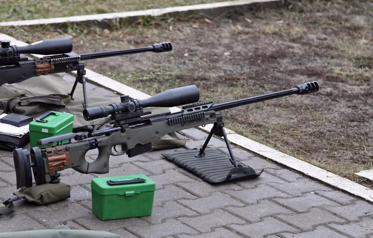 Khẩu súng bắn tỉa đến từ nước Anh, lọt vào top 10 là khẩu Arctic Warfare Magnum (AWM), được đưa vào sử dụng vào năm 1996; súng thiết kế để sử dụng đạn loại Magnum lớn hơn và mạnh hơn. Có hai phiên bản chính là loại dùng đạn .300 Winchester Magnum và .338 Lapua Magnum. Hiện AWM đang phục vụ tại 14 quốc gia trên thế giới.