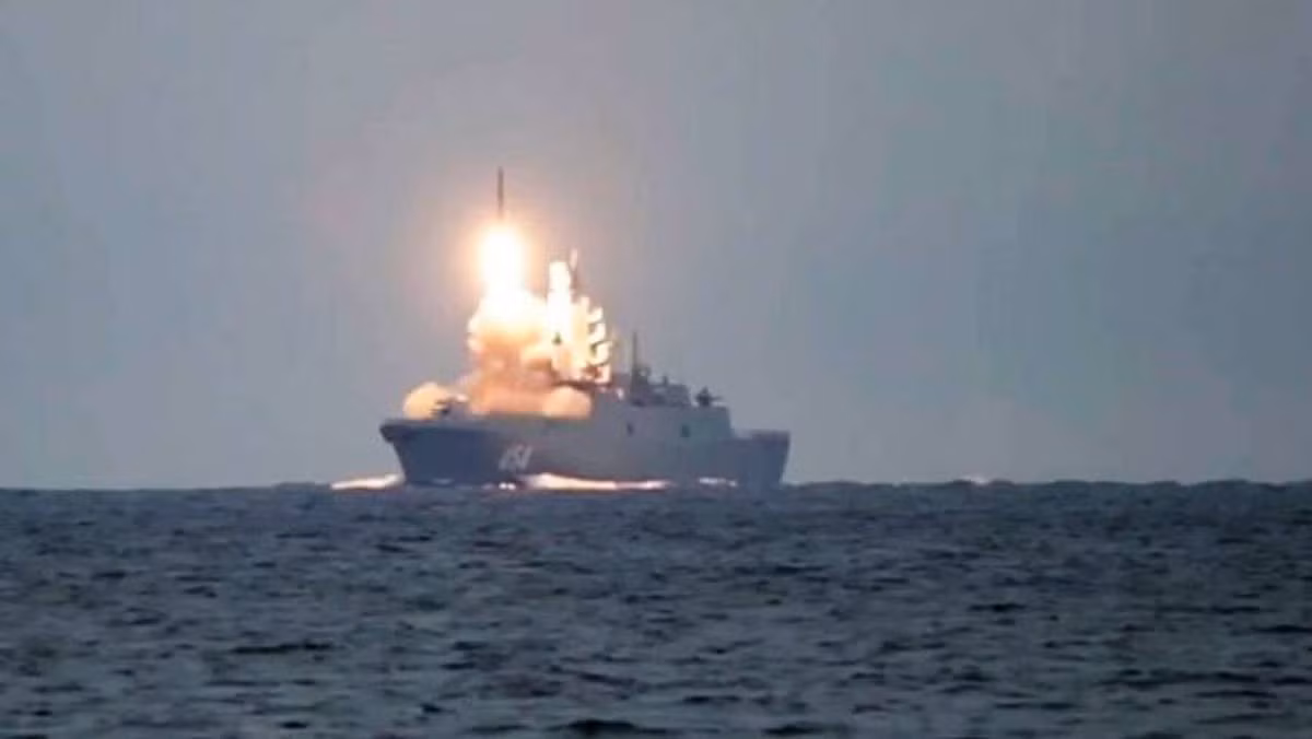 Tên lửa Zircon được phóng từ khinh hạm Gorshkov trên khu vực Biển Trắng, sau hành trình bay dài 350 km, nó đã bắn trúng chính xác mục tiêu với tốc độ bay tối đa trên Mach 8. Đây là lần thứ ba liên tiếp, trong vòng hơn hai tháng, Hải quân Nga thử nghiệm thành công loại tên lửa này. Nguồn ảnh: BMDP.