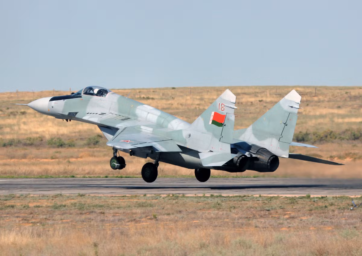 Hiện nay một số MiG-29 Belarus đã được hiện đại hóa lên chuẩn MiG-29BM, có khả năng tiếp nhiên liệu trên không (MiG-29 nguyên bản chỉ có bán kính chiến đấu 800 km). Về mặt lý thuyết, Minsk có thể đưa những máy bay chiến đấu này đến Libya, câu hỏi duy nhất là số máy bay trên được vận chuyển bằng phương tiện nào? Ảnh: Máy bay MiG-29BM của Không quân Belarus - Nguồn: Topwar