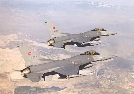 Trong mọi trường hợp, F-16 của Thổ Nhĩ Kỳ sẽ phải đối mặt với không chỉ một kẻ thù nặng ký trên bầu trời, mà còn là một máy bay chiến đấu vượt trội về sức mạnh vũ khí cũng như các tính năng khác; nhất là các phiên bản nâng cấp như MiG-29SMT, MiG-29BM hoặc MiG-29M. Ảnh: F-16 của Không quân Thổ Nhĩ Kỳ - Nguồn: Wikipedia.