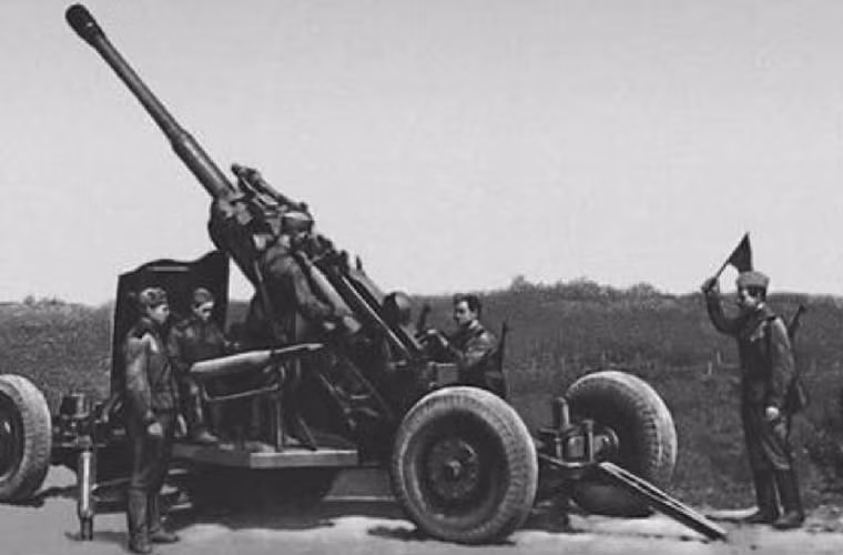 Năm 1964, Liên Xô bắt đầu viện trợ cho Việt Nam loại pháo phòng không này. KS-19 có khả năng tiêu diệt mục tiêu trên không ở tầm bắn hiệu quả 13.700 mét, tối đa là 15.000 mét. Tầm bay của B-52 khi tác chiến chỉ là 9.000- 11.000 mét, nên KS19 thừa sức bắn tới. Ảnh: Pháo 100 mm KS-19 - Nguồn: Wikipedia