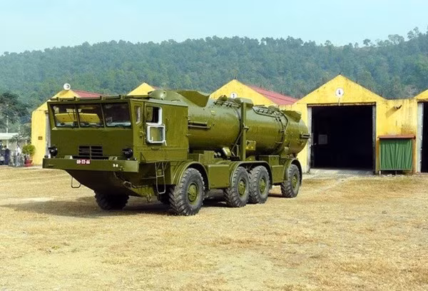 Dù cho có tuổi đời đã khá cao nhưng tổ hợp 4K44 Redut vẫn không hề tổ ra kém cạnh về tầm bắn so với đàn em Bastion-P của mình. Tổ hợp sử dụng các loại tên lửa P-28M, P-35B có tầm bắn tối đa khoảng 300km, tuy rằng nó đã khá lạc hậu, tốc độ bay của tên lửa không quá nhanh, công nghệ đã cũ tuy nhiên một phát bắn trúng mục tiêu cũng có thể hạ gục cả chiến hạm có lượng giãn nước lên tới vạn tấn. Ảnh: Triển khai huấn luyện xe phóng của tổ hợp 4K44 - Nguồn: QĐND.