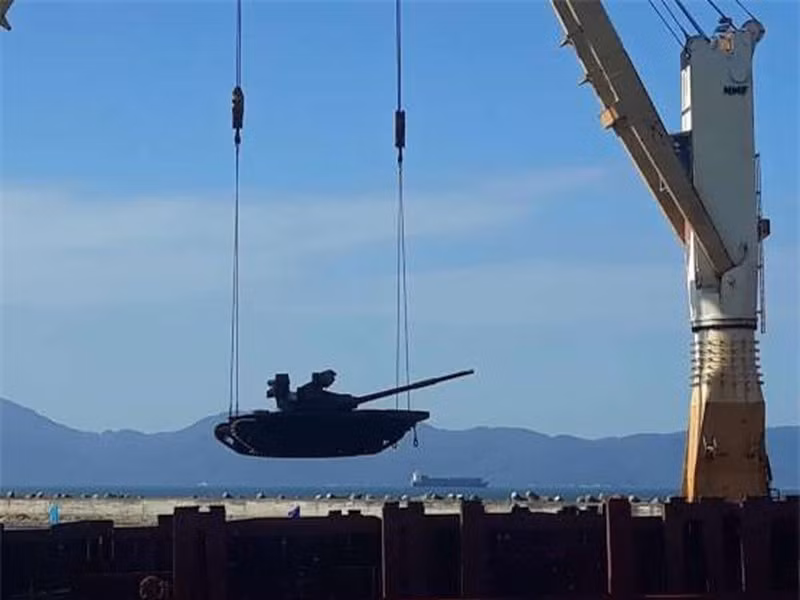 Thực ra, Việt Nam cũng không quá lạ lẫm với mẫu xe tăng T-72B1MS bởi đây chính là loại xe tăng chiến đấu chủ lực hiện đại nhất của lục quân Lào anh em hiện nay, chính thức được Nga bàn giao từ năm 2018. Cộng với đó là tình hữu nghị, đoàn kết gắn bó chặt chẽ của hai nước, hai quân đội Việt - Lào nên Việt Nam có thể đã có những sự học hỏi, trao đổi về khả năng, kỹ chiến thuật của loại xe tăng mới này, từ đó có những đánh giá cho riêng mình. Ảnh: Xe tăng T-72B1MS của Lào tại cảng Tiên Sa.