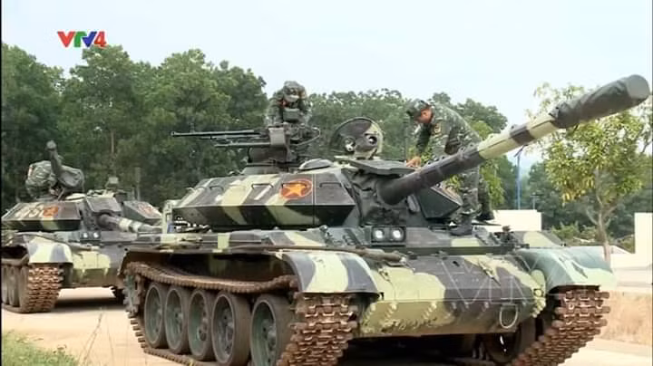 Về phía xe tăng chiến đấu chủ lực hiện đại, dù cho bản nâng cấp T-54M sử dụng hệ thống điện tử tiên tiến tuy nhiên vẫn còn giữ nguyên pháo D-10T2S nguyên bản cỡ nòng 100mm vốn khó lòng có khả năng xuyên phá được giáp trước của các loại chiến xa chủ lực mới ngày nay, thân xe T-54B dùng cho nâng cấp cũng hạn chế nhiều mặt về động cơ yếu cũng như giáp chính mỏng. Còn xe tăng T-90S/SK có năng lực tác chiến cao thì số lượng lại còn quá ít. Ảnh: Xe tăng T-54M nâng cấp của Việt Nam.
