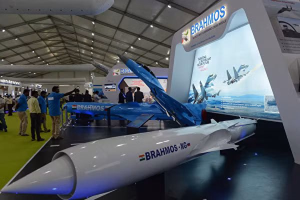 BrahMos là tên lửa hành trình siêu thanh do Ấn Độ và Nga hợp tác phát triển. Ban đầu nó chỉ là tên lửa hành trình chống hạm, sau này nó phát triển các phiên bản tấn công đất liền và phóng từ trên không.