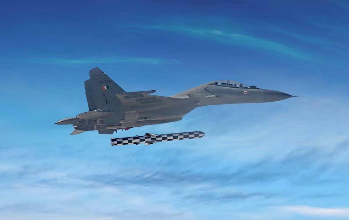 Chiếc Su-30MKI này đã thực hiện một hành trình dài, quá trình cơ động trên không, chiếc Su-30MKI cũng đã được tiếp nhiên liệu trên không từ máy bay tiếp dầu Il-78. Toàn bộ hành trình bay khoảng 3.500 km.
